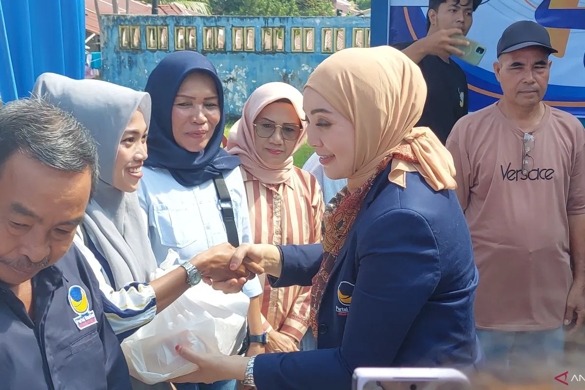 Anggota DPR RI Erna Sari Dewi Bagikan 20.000 Paket Sembako Gratis di Bengkulu